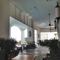 アネックス６階のラウンジからプールに向かう素敵な回廊