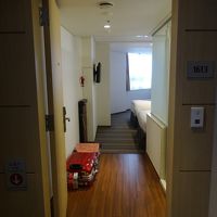 部屋の入口からパチリ♪入って右手がバスルーム♪