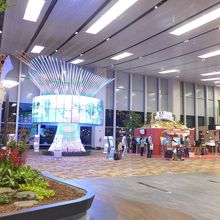 空港出発ロビーの風景