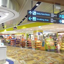 免税店が沢山あります