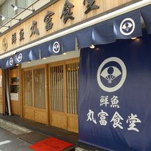 ちょっと細い道にあります