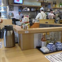 調理場とカウンター席