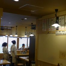 店内入り口付近と店員さん