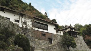 お城の様な石垣に驚く