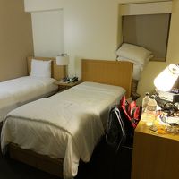 シングルツインの部屋ですが、日本のビジネスホテル程度で狭い