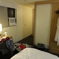 ベッドから入口までは５歩程度