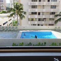 隣のワイキキ・パーク・ハイツのプール