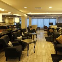 ここでゲストは朝食を食べたりコーヒーを飲んで談笑します