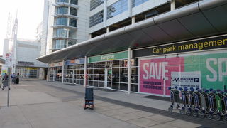 レンタカーのオフィスはターミナル屋外パーキングの１Ｆにあります。