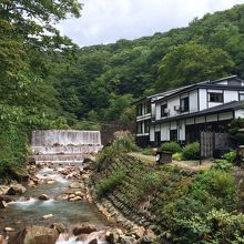 混浴露天風呂から3段の滝が間近に見られます。