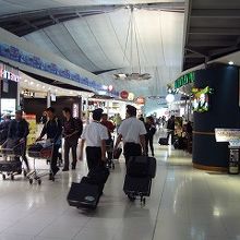 ゲートFの辺りはフードコートのように店が集まっています