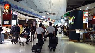 マンゴーツリーやフードコートあり、食事処は豊富