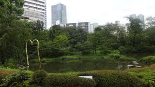 都会で憩える緑あふれる庭園。