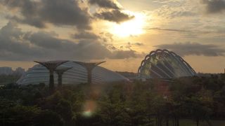 マリーナ・ベイ・サンズから架橋により繋がっています