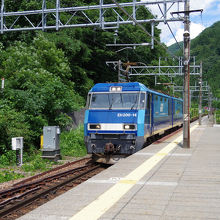 湯檜曽駅に入ってきます。