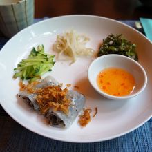 蒸し春巻き。お野菜と一緒にいただきます。