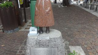 この碑の説明文で知る「赤い靴」の歌の真実。