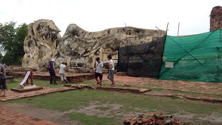 屋外に壮大な大仏