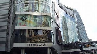 4階レストラン、5階フードコートと充実しています