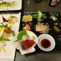 左のお皿がバイキングらしからぬ綺麗に盛り付けられた前菜。