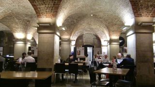 カフェ・イン・ザ・クリプト、教会の地下クリプトにあるカフェ　お墓の上で食事という特異な体験ができます。