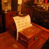 ロビーの建物はとても居心地がいい…食事やお酒、お茶もあります