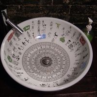 ロビー脇のトイレにて。洗面台もオシャレ！