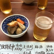 お通しとビール。茄子が美味しかった