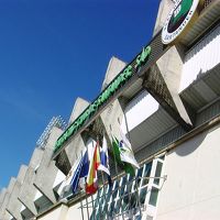 隣にはフットボールスタジアム