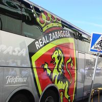 リーガのフットボールチーム「レアル・サラゴサ」のバス