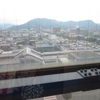 エレベータ内からの眺望。ガラス張りになっていて、街が一望。