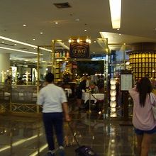 エンポリウム1階。奥側がティーサロン。