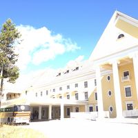 前には湖が広がっています