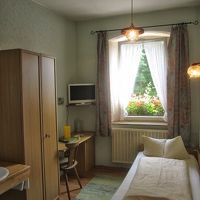 すっきりした内装のシングルルーム