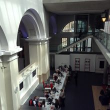 一階が見渡せて開放感有り