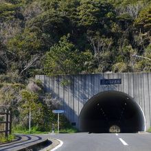 高浜ビーチからはトンネルの手前を左に