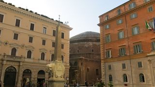 オベリスクを乗せたゾウ