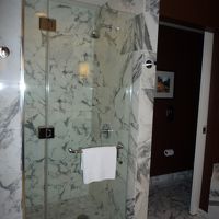 シャワーブースは分かれてます