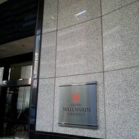 入り口も豪華です。画像はソイ23へ出る裏口です。