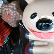 揚げもみじのマスコットキャラの人形があります。