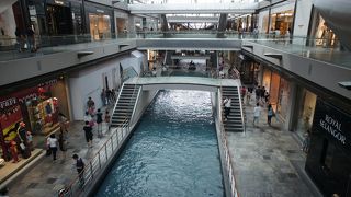 高級ブランドショップがズラリ。混雑は覚悟しましょう。