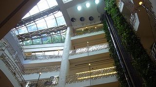 高級ブランドが入店するショッピングモール。スーパーがオススメ