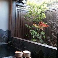 一番右の貸切風呂は半露天