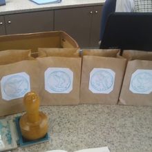 紙袋に収納された各記念スタンプの様子