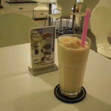 パパイヤヨーグルトスムージー。$3.25でLサイズしかない汗