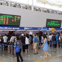 土曜日午後のソウル駅切符売り場。週末は駅も列車も混む。