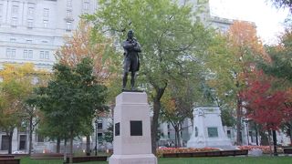 ビルに囲まれた公園