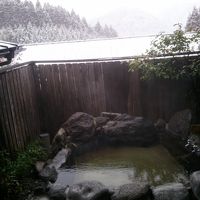 写真は逆光ですが、実際は明るく開放的な露天風呂です