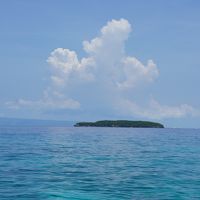 ぽっかりと浮かぶスミロン島