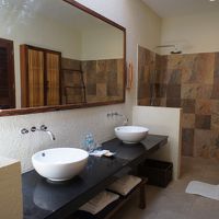 明るくてきれいなバスルーム